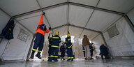 Leute vom Technischen Hilfswerk bauen in der Schnackenburgallee ein Zelt für Flüchtlinge auf