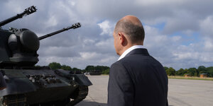 Kanzler Olaf Scholz steht vor einem Gepard Panzer