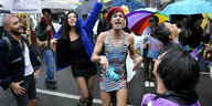 Teilnehmende mit gefärbten Haaren oder bunter Kleidung bei der Europride-Parade am Samstag in Belgrad