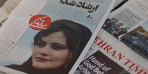 Zeitungsfoto der getöteten Mahsa Amini