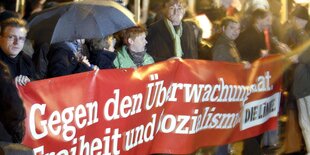 Demonstration mit einem großen Transparent.