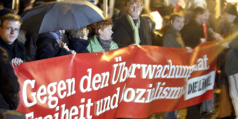 Demonstration mit einem großen Transparent.