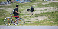 Menschen und Hunde bewegen sich über die Rasenflächen im Görlitzer Park