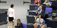 Dietmar Bartsch klatscht nach der Rede von Sahra Wagenknecht am 8. September im Bundestag