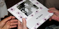 Die italienerin Gianna hält einen Bildband mit Fotos der Familie ihrer Tochter Margot Bachmann in den Händen.