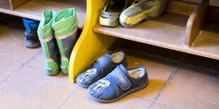 Kinderschuhe in der Garderobe einer Kita