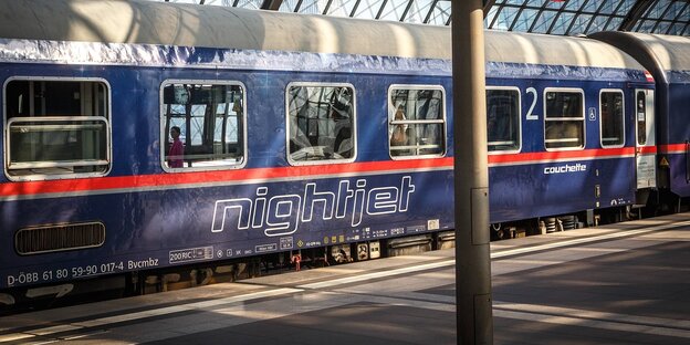 Der blaune Nachtzug am Berliner Hauptbahnhof
