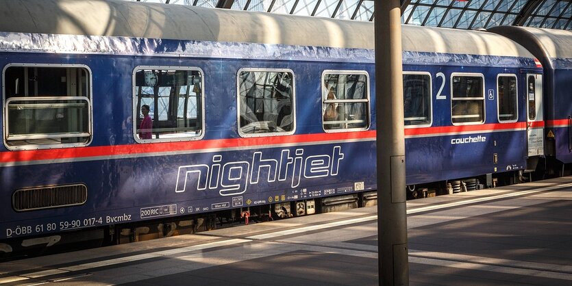 Der blaune Nachtzug am Berliner Hauptbahnhof