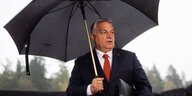 Viktor Orban unter einem Regenschirm