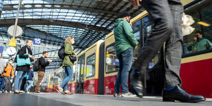 Menschen stehen auf einem Bahnsteig der S-Bahn