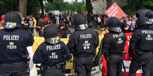 Einige Polizisten stehen einer Demonstration gegenüber