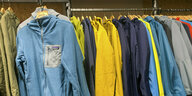 Mehrere Jacken der Marke Patagonia hängen auf einer Kleiderstange.