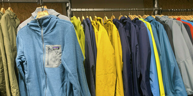 Mehrere Jacken der Marke Patagonia hängen auf einer Kleiderstange.