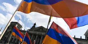 Armenische Fahnen vor dem Bundestag