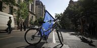 Ein Fahrrad und eine EU-Fahne in einer straße in Budapest