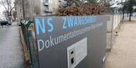 Das Eingangsschild des Dokumentationszentrums NS-Zwangsarbeit in Berlin-Schöneweide.