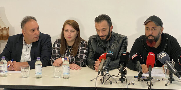 Das betroffene Ehepaar aus Syrien (Mitte) bei einer Pressekonferenz der Linkspartei