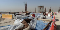 Arbeiter auf der Baustelle des Al-Bayt-Stadions vor den Toren der Stadt Al Khor in Katar.