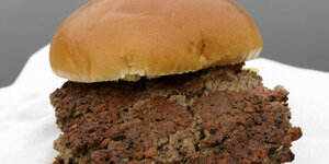 Ein Burgerbrötchen, der Burger drinnen ist mit Weizen aus Fleisch gemacht (sagt die Wahrheit, und die muss es wissen)