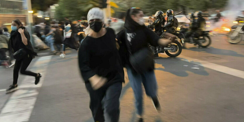 Frauen rennen in einer Demonstration