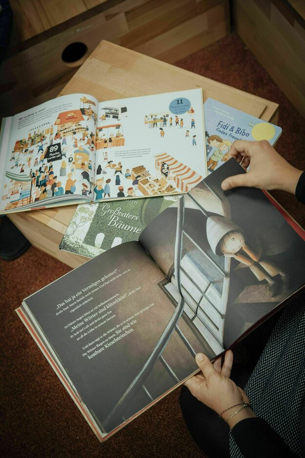 Kinderbücher auf einem Tisch