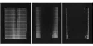 Drei Bilder aus der Serie „exhausting 9J24B2Q“: Eine Toner-Druckerpatrone wurde so lange leer gedruckt, bis das Papier weiß bleibt. Auf den Abbildungen sind die Druckergebnisse noch grau und schwarz. Die Bilder sind so gehängt, dass das Bild ganz links am hellsten ist und das Bild ganz rechts fast nur schwarze Fläche zeigt