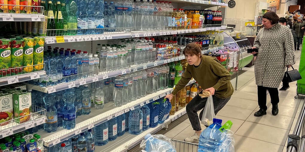 Zwei Frauen vor einem Supermarktregal mit Wasserflaschen