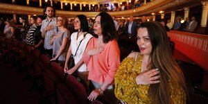 Menschen singen die ukrainische Nationalhymne im Opernhaus von Odessa