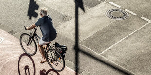 Ein Radfahrer fährt auf dem Fahrradweg.