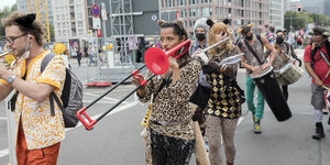 Menschen demonsttrieren mit Musikinstrumenten