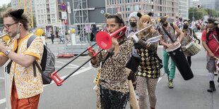 Menschen demonsttrieren mit Musikinstrumenten