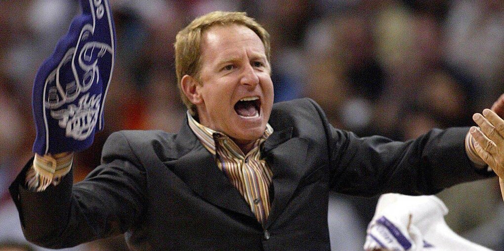 Robert Sarver feuert am Seitenrand sein Basketballteam an