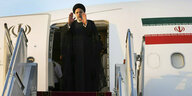 Der iranische Präsident Ebrahim Raissi im Eingang eins Flugzeugs
