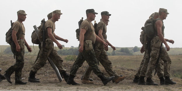 ukrainische Soldaten marschieren
