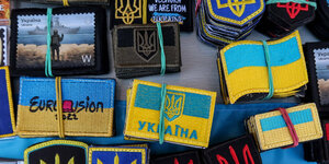 In der Altstadt von Kiew steht ein Stand mit nationalen Symbolen und Kriegssymbolen