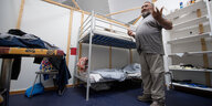 Selim, ein Bewohner der Notübernachtung am Containerbahnhof, steht in dem Zimmer, das er zwei Wochen lang bewohnt hat.