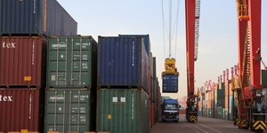 Container im Im Hafen von Rizhao
