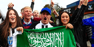 Fans von Newcastle United mit einer arabischen Flagge