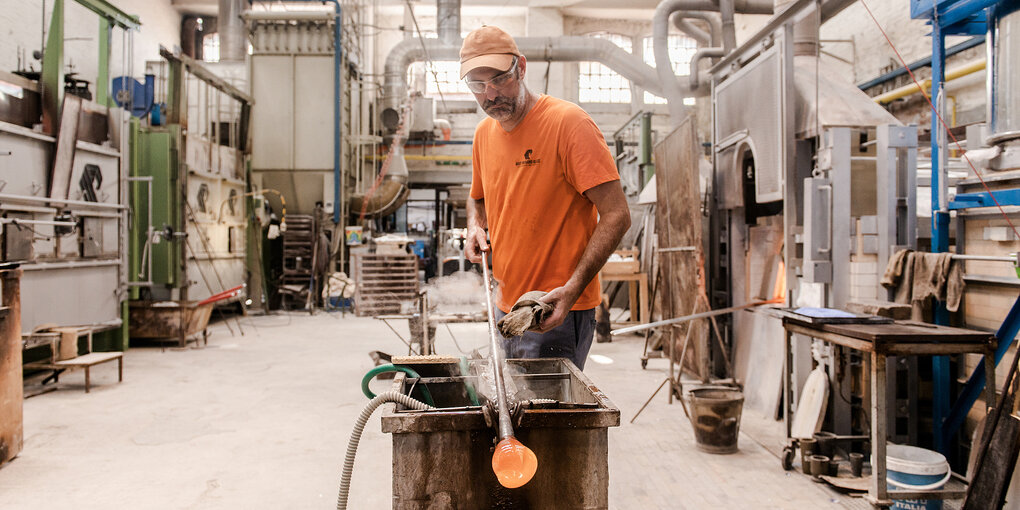 Ein Handwerker in einer Werkstatt