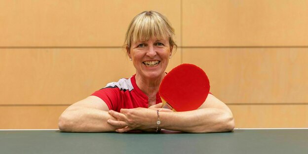Eine Frau an einer Tischntennisplatte lacht in die Kamera: Silke Kind tritt im Oktober bei der Parkinson World Table Tennis Championship im kroatischen Pula an