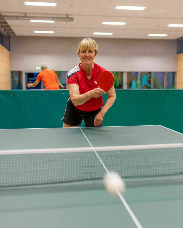 Silke Kind spielt Tischtennis und haut den Tennisball gerade übers Netz