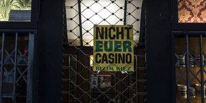 Bizim Kiez Plakat an einem Gitter: "Nicht Euer Casino"