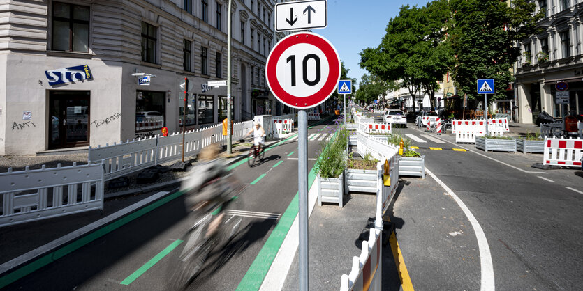 Zweirichtungsradweg auf der Bergmannstraße mit schnellen Radfahrenden