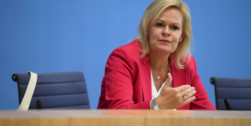 Nancy Faeser auf einer Pressekonferenz