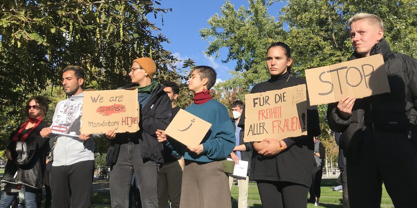 Demonstrierende vor dem Kanzleramt mit Plakaten gegen Kopftuchzwang und Schleierzwang im Iran