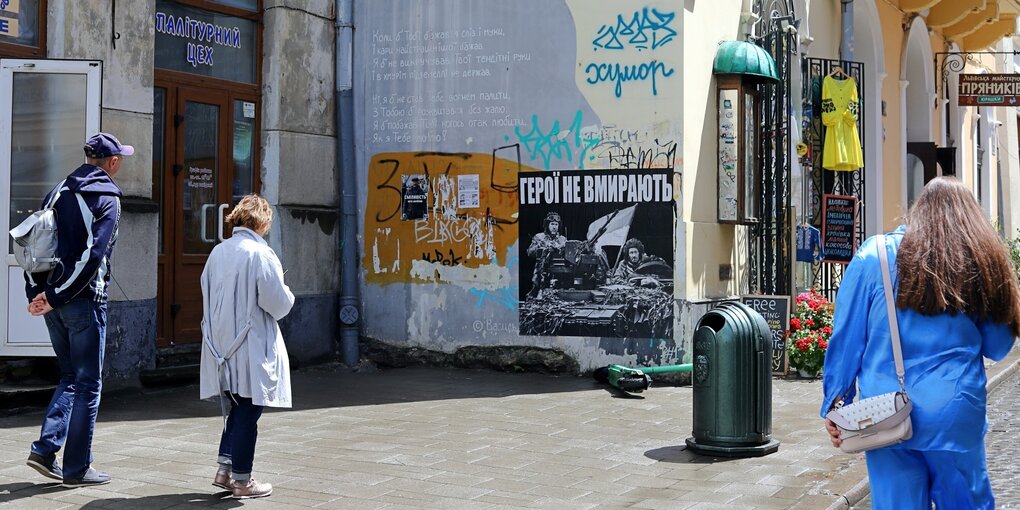 Patriotische Straßenkunst mit Graffiti und Plakaten für Kampfgeist, Durchhaltevermögen und den Militärdienst