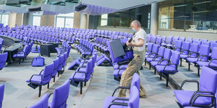 Sitze im Plenarsaal des Bundestags