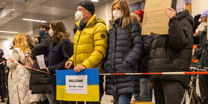 Menschen erwarten ukrainische Geflüchtete und bieten Unterkünfte an