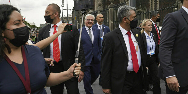 Frank-Walter Steinmeier surrounded by a crowd