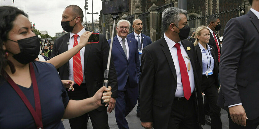 Frank-Walter Steinmeier umringt von einer Menschenmenge